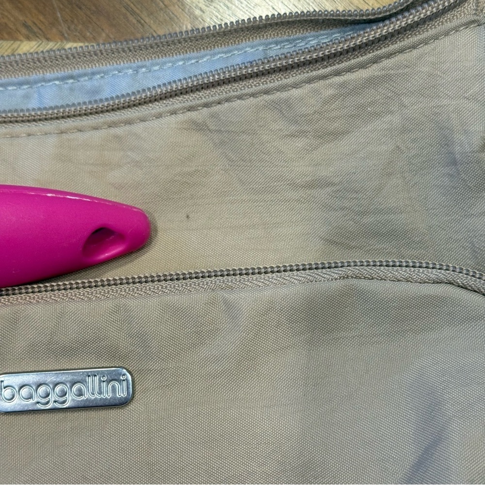 Baggallini Beige crossbody FLAW - Picture 11 of 12